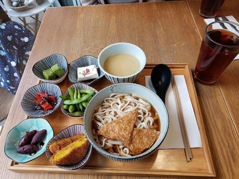 Soup, Rice, Pickles, Repeat: The Nine-Dollar Lunch Formula Quietly Outperforming the Downtown Salad Bar